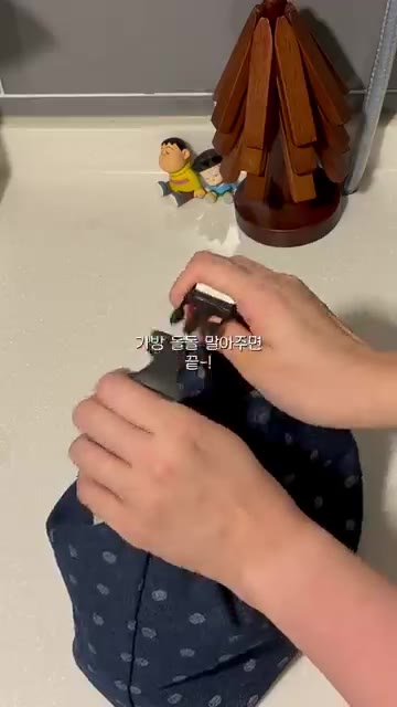도시락 가방에 반찬 통과 계란 3개를 넣는다. — 엄마표 돼지갈비로 도시락 챙기기