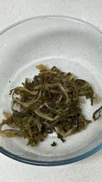 냄비에 물 650ml와 다시마멸치팩을 넣고 끓인 후 멸치팩을 건져냅니다. — 구수하고 짭조름한 시래기지짐 레시피