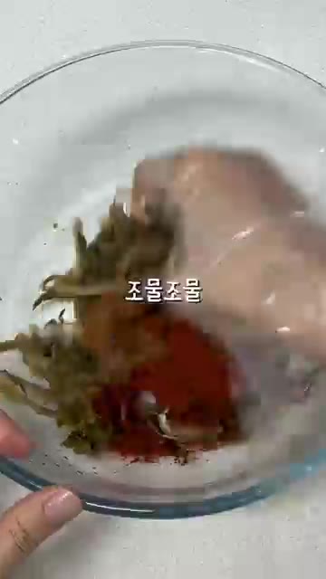 먹기 좋게 자른 시래기에 다진 마늘, 고춧가루, 된장을 넣고 조물조… — 구수하고 짭조름한 시래기지짐 레시피