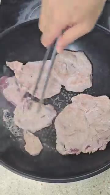 팬에 돼지고기 목살을 넣고 노릇하게 구워줍니다. 고기가 익으면 먹기… — 순삭되는 버터치킨 만들기! 이 맛은 못참죠!
