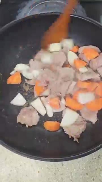 구운 돼지고기에 썰어둔 양파와 당근을 넣고 함께 볶아줍니다. — 순삭되는 버터치킨 만들기! 이 맛은 못참죠!