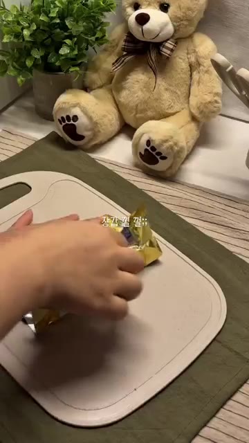 버터를 꺼내 도마 위에 올린다. — 버터 소분하기
