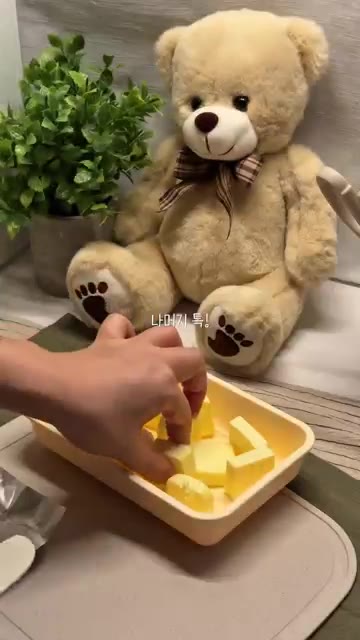 남은 버터도 잘라 용기에 담아 버터 소분을 마무리한다. — 버터 소분하기