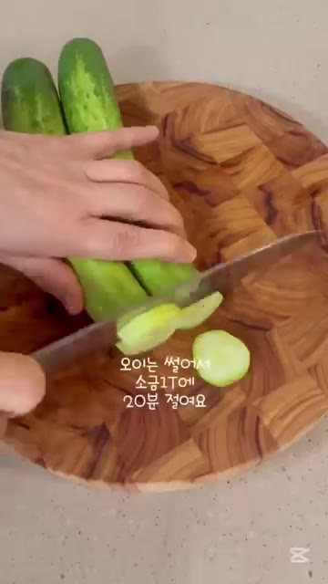 생수 400ml를 붓고, 재료가 잠길 때까지 물을 더 부어줍니다. — 집에서 즐기는 여름철 보양식 누룽지백숙