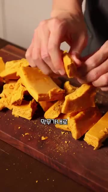 굳힌 다음 막무가내로 부숴주면 영국의 허니콤 캔디가 완성됩니다. — 영국식 허니콤 캔디 만들기