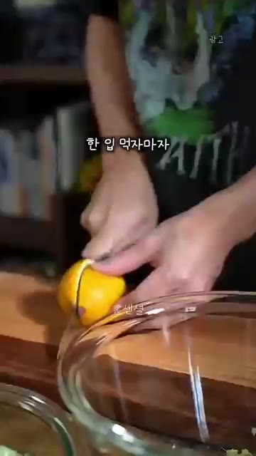 볼에 썰어둔 오이와 다진 마늘, 대파를 넣습니다. — 탕탕 오이무침 레시피
