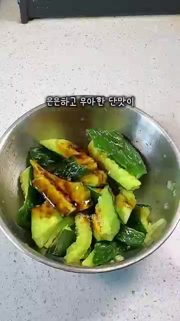 마지막으로 깨를 뿌려줍니다. — 탕탕 오이무침 레시피