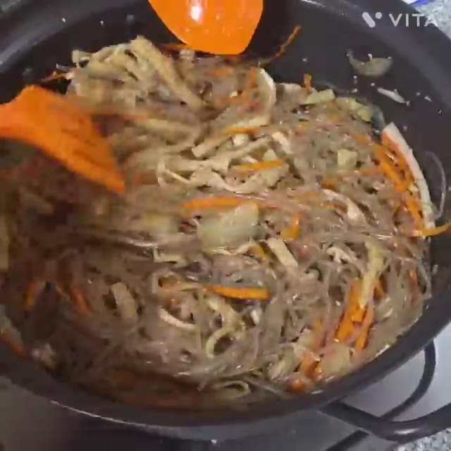 끓는 물에 당면을 넣고 식용유를 한 바퀴 둘러 5~7분간 삶아줍니다… — 당면이 불지 않는 잡채 레시피
