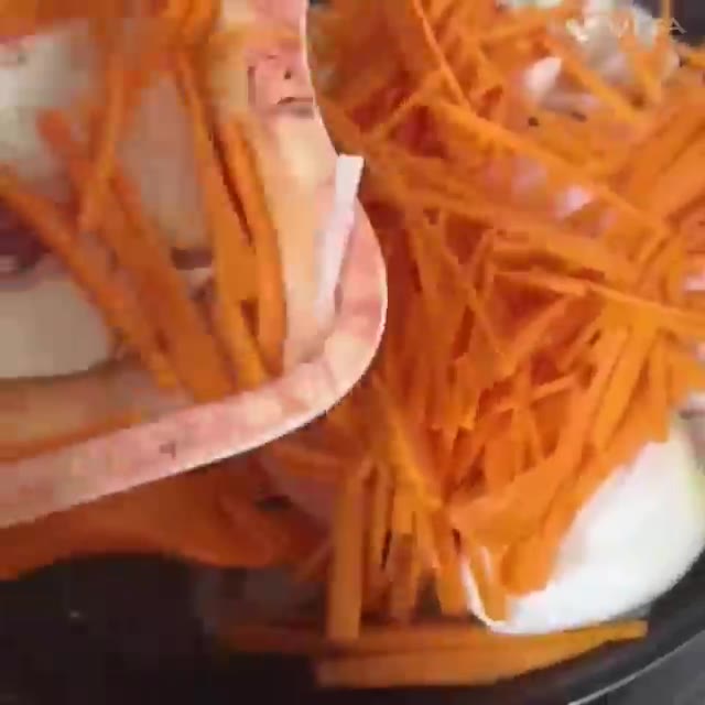 채 썬 양파와 당근을 넣고 볶다가 어묵과 맛살을 넣고 함께 볶아줍니다. — 당면이 불지 않는 잡채 레시피