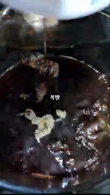 팬에 기름을 두르고 연두부 겉면이 노릇하고 바삭해지도록 튀겨냅니다. — 겉바속촉 아게다시도후 만들기