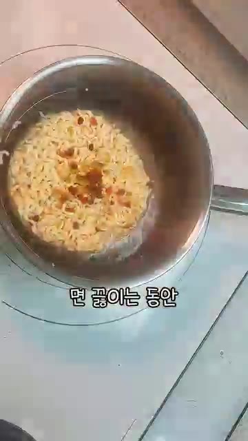 면을 삶는 동안 올리브유에 편마늘을 볶아준다. — 감바스 짜파게티 레시피