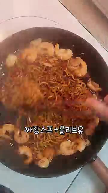 짜장 스프와 올리브유를 넣고 짜장 소스가 면에 잘 배도록 볶아준다.… — 감바스 짜파게티 레시피