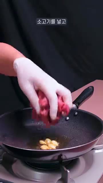 마늘 향이 올라오면 소고기를 넣고 원하는 스타일로 구워준다. — 너무 쉽고 간편한 소고기 양파 덮밥!