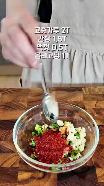 호박과 가지를 도톰하게 썰어 기름 없이 팬에 앞뒤로 노릇하게 구워줍니다. — 호박이랑 가지, 이렇게 무쳐서 드셔보세요❤️매콤호박가지무침