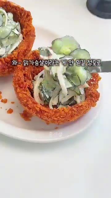 마요네즈, 설탕, 식초, 소금, 후추를 넣고 잘 섞어 오이 샐러드를… — 칼로리 싹 뺀 치킨볼 샐러드 레시피