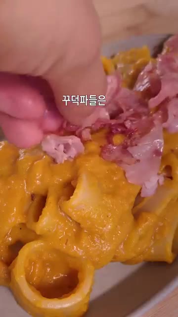 접시에 파스타를 담고 치즈와 다진 견과류를 뿌려 마무리합니다. — 단호박 잠봉 시나몬 파스타 레시피