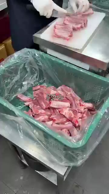 냄비에 등갈비와 떡, 콩나물, 버섯, 대파, 양념장을 넣고 끓인다.… — 매콤달콤 감칠맛 폭발! 천안 등갈비찜 맛집