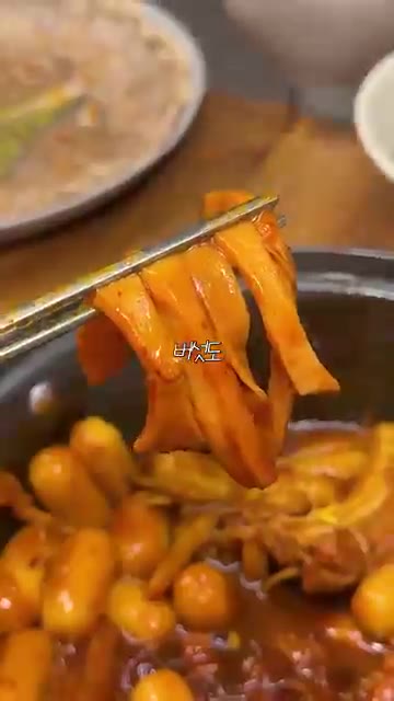우동사리를 넣고 함께 끓여준다. 쫄깃한 식감이 일품이다. — 매콤달콤 감칠맛 폭발! 천안 등갈비찜 맛집