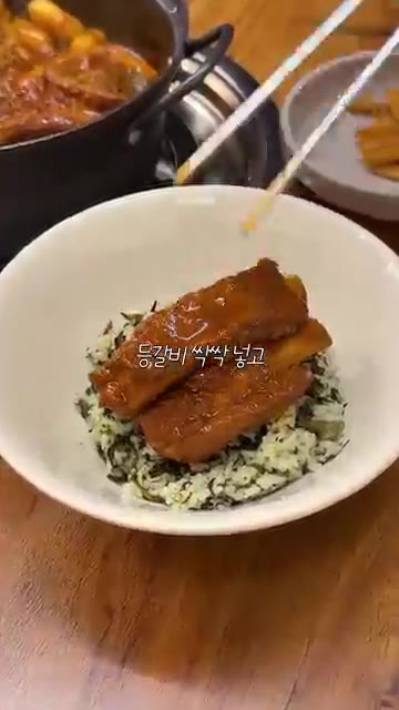 팬에 기름을 두르고 다진 마늘과 파를 볶아 볶음밥을 만든다. 곤드레… — 매콤달콤 감칠맛 폭발! 천안 등갈비찜 맛집