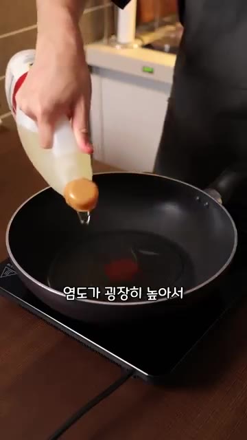 팬에 기름을 넉넉히 두르고 냉동 가라아게를 넣고 튀기듯이 볶아준다. — 집에서 한솥 치킨마요 따라하는 법