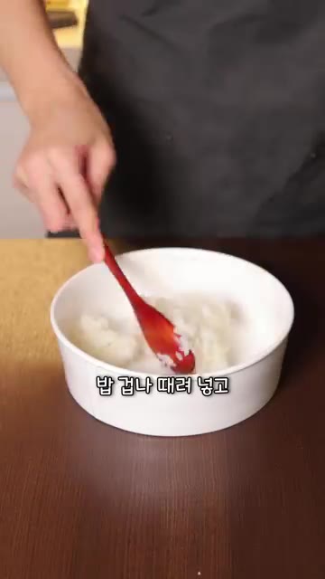 그릇에 밥을 넉넉히 담고 계란 지단을 올린 후, 큼직하게 썬 가라아… — 집에서 한솥 치킨마요 따라하는 법
