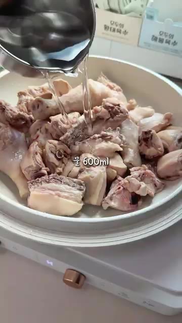 끓는 물에 맛술과 월계수잎을 넣고 절단닭을 넣어 데친 후 기름과 불… — 천만뷰 확신하는 미친맛 닭볶음탕 황금레시피