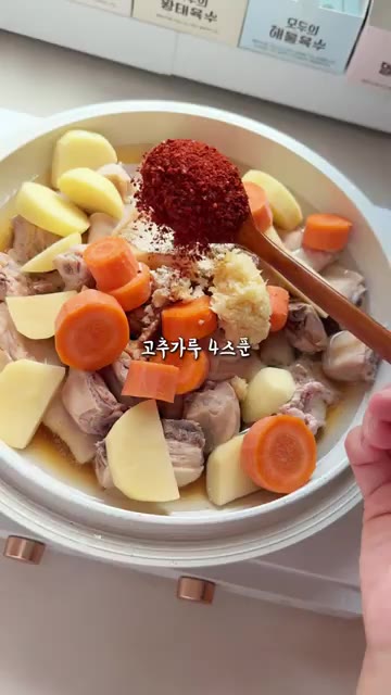 감자와 당근을 큼직하게 썰어 준비한다. — 천만뷰 확신하는 미친맛 닭볶음탕 황금레시피
