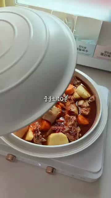 냄비에 닭, 감자, 당근을 넣고 양념 소스를 부어 뚜껑을 열고 끓인다. — 천만뷰 확신하는 미친맛 닭볶음탕 황금레시피