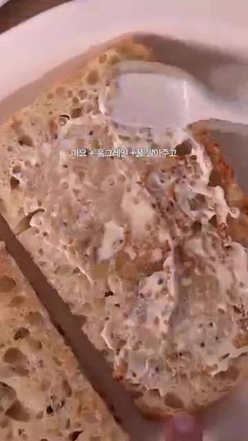 포카치아 위에 샐러드 채소, 모르타델라, 부라타치즈, 구운 방울토마… — 구운 방울토마토 부라타치즈 포카치아 샌드위치 레시피