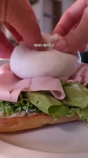 방울토마토를 구울 때 나온 발사믹 토마토 소스를 샌드위치 위에 뿌린다. — 구운 방울토마토 부라타치즈 포카치아 샌드위치 레시피