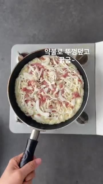 약불로 뚜껑을 덮고 익히다가 반으로 접어준다. — 양배추를 맛있게 많이 먹을 수 있는 너무 좋은 방법