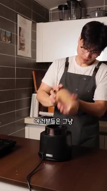 믹서기에 볶은 땅콩을 넣고 곱게 갈아 땅콩버터를 만든다. (믹서기… — 둘이 먹다 하나가 죽어도 모르는 샌드위치