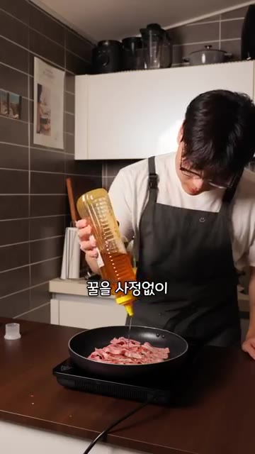 팬에 베이컨을 올리고 꿀을 뿌려가며 노릇하게 구워준다. — 둘이 먹다 하나가 죽어도 모르는 샌드위치