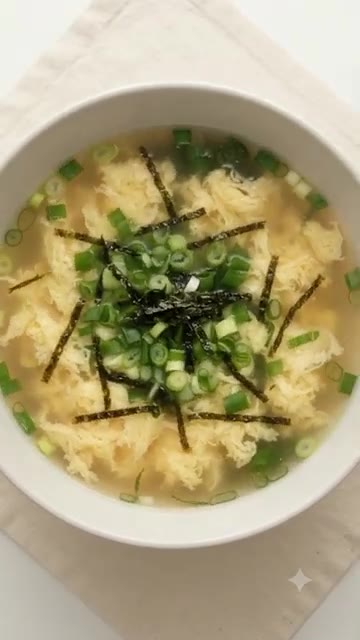 냄비에 물 500ml, 국간장 1큰술, 다진마늘 1/2작은술을 넣고… — 5분 완성 초간단 계란국 황금 레시피