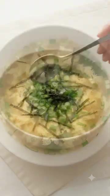 물이 끓으면 계란 2개를 풀어 넣고 젓지 않고 익힌다. — 5분 완성 초간단 계란국 황금 레시피