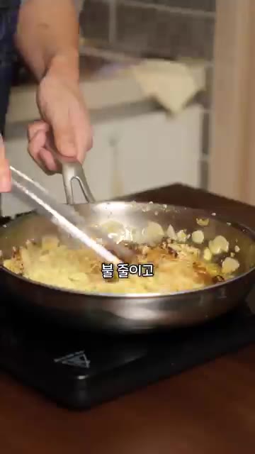 면수 두 국자를 먼저 팬에 넣고 삶은 면과 스프까지 넣어 약불에 볶… — 새벽 2시에 '감바스 짜파게티' 만들었습니다