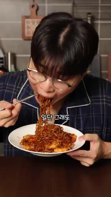 완성된 감바스 짜파게티를 접시에 담아낸다. 일반 짜파게티가 아닌 요… — 새벽 2시에 '감바스 짜파게티' 만들었습니다
