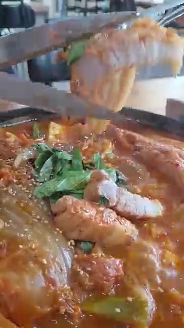 물을 자작하게 붓고 끓인다. 닭고기와 감자가 익을 때까지 끓여준다. — 완주 봉동 밥통이랑술통이랑 묵은지 닭볶음탕