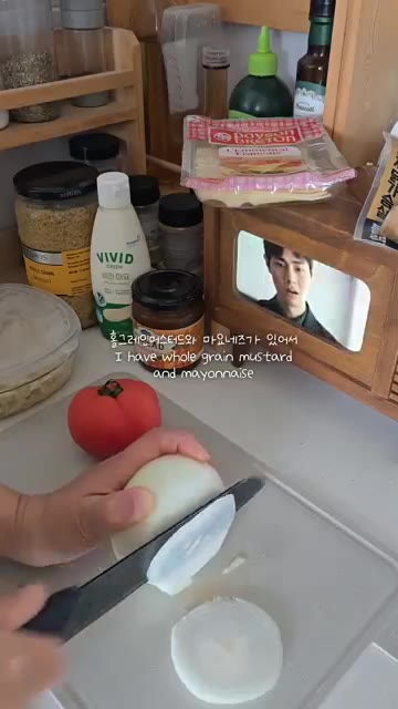 팬에 식빵을 노릇하게 구워준다. — 샌드위치 도시락 싸기