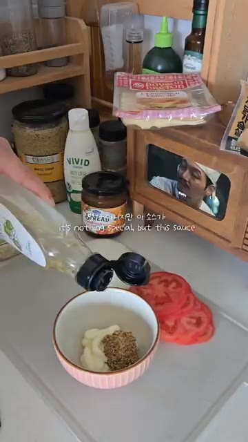 마요네즈, 홀그레인 머스타드, 올리브 오일, 후추를 섞어 소스를 만든다. — 샌드위치 도시락 싸기