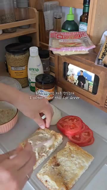 양파와 토마토를 썰어 준비한다. — 샌드위치 도시락 싸기