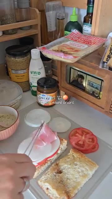 구운 식빵 한쪽에 소스를 바르고 양파, 토마토, 치즈, 햄, 닭가슴… — 샌드위치 도시락 싸기