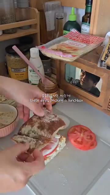 다른 식빵 한쪽에는 잼을 바른다. — 샌드위치 도시락 싸기