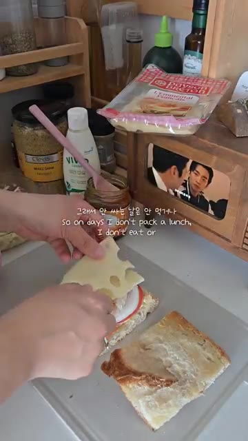 재료를 올린 식빵 위에 잼을 바른 식빵을 덮어 샌드위치를 만든다. — 샌드위치 도시락 싸기