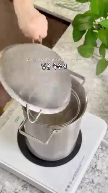 남은 국물에 우동사리를 넣고 끓여 우동을 완성합니다. — 5분 컷 원팬요리! 오뎅국 끓이는 법 & 혼쯔유 우동 레시피