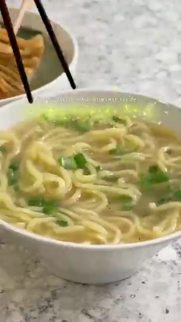 기호에 따라 소금, 후춧가루로 간을 맞춥니다. — 5분 컷 원팬요리! 오뎅국 끓이는 법 & 혼쯔유 우동 레시피
