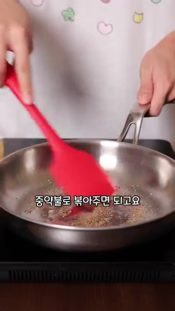 알덴테를 위해 10분간 삶은 면을 건져 후추를 볶던 팬에 면수와 함… — 한국인 90%가 실패하는 파스타