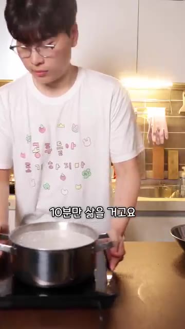 접시에 담고 치즈와 후추를 뿌려 완성합니다. — 한국인 90%가 실패하는 파스타
