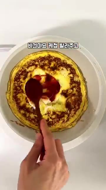 만들어진 계란 지단 위에 비건 마요와 저당 케첩을 바른다. 계란 지… — 의사도 추천한 초간단 아침 메뉴