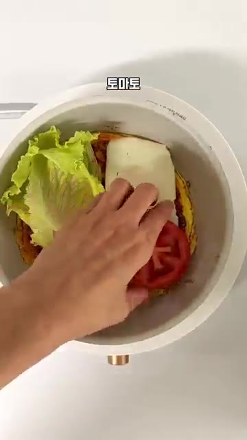 자른 계란 지단 위에 양상추, 치즈, 토마토를 올리고 접어 샌드위치… — 의사도 추천한 초간단 아침 메뉴